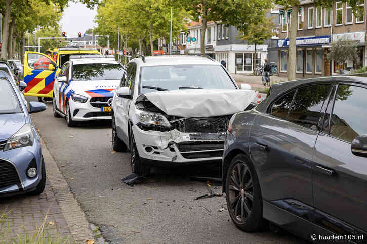 Botsing tussen auto en taxi op Rijksstraatweg, weg deels geblokkeerd