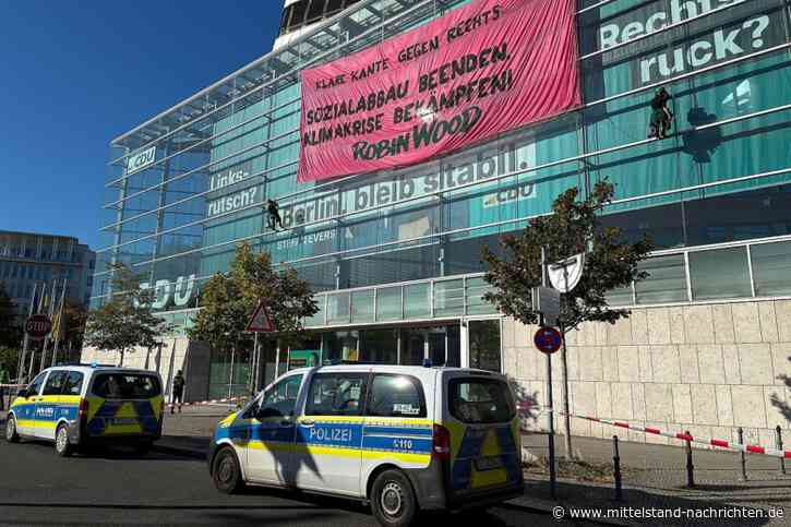 Umweltaktivisten seilen sich vom Dach der CDU-Parteizentrale in Berlin ab