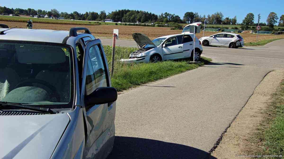 Drei Autos kollidieren und landen in Böschungen und Feldern