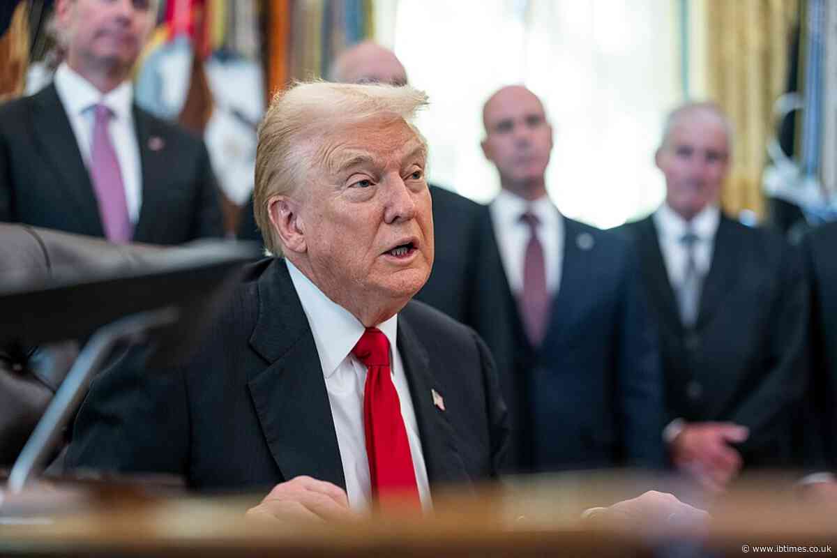Body Language Expert Exposes Trump's 'Very, Very Strange' Behaviour Suggesting Major Cognitive Decline
