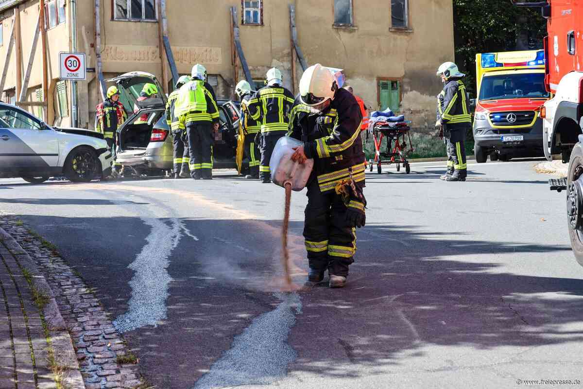 Unfall auf B101 im Erzgebirge: Zwei Fahrer verletzt – Straße gesperrt