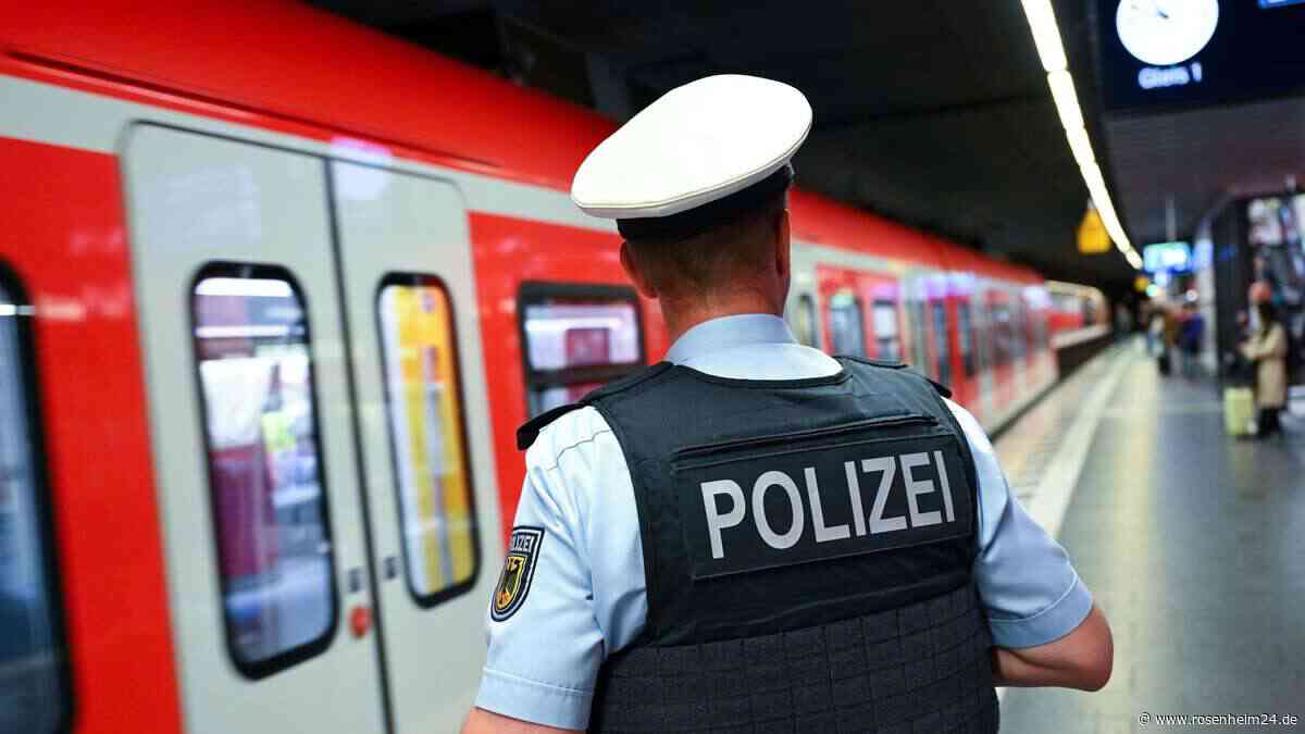 Betrunkener Mann (72) uriniert in München gegen S-Bahn – dann eskaliert die Kontrolle