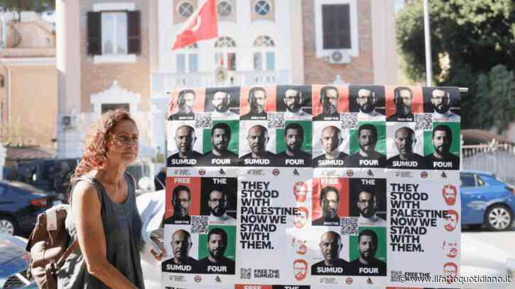 Global Sumud Flotilla, presidio a Roma per i quattro attivisti detenuti a Tunisi: “Condizioni sono sempre più gravi. Temiamo per la loro vita”