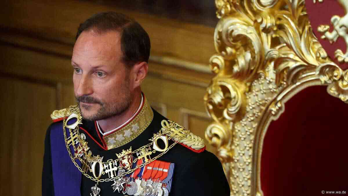 Herzzerreißende Szene: König Haakon trägt Astrids Sarg persönlich aus der Kirche in Oslo