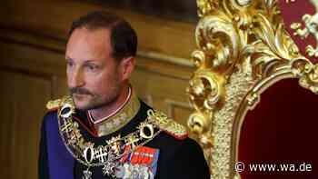 Herzzerreißende Szene: König Haakon trägt Astrids Sarg persönlich aus der Kirche in Oslo