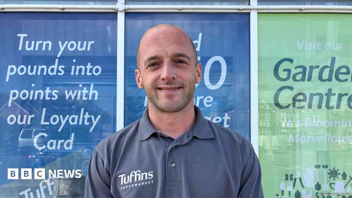 Supermarket staff threatened by thieves