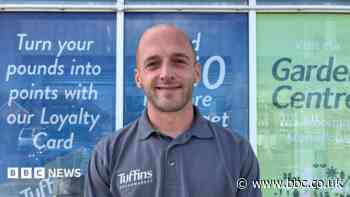 Supermarket staff threatened by thieves