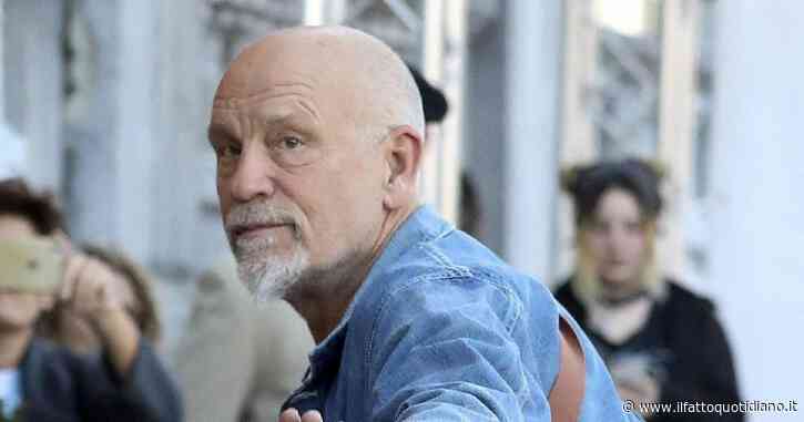 “Buco lo schermo perché ho la testa grossa, le persone che sfondano nel cinema sono tutte così” : John Malkovich senza freni