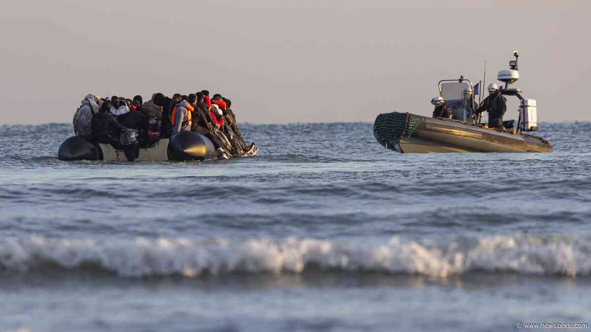 Woede in Londen nadat Frankrijk vluchtelingenboot 36 uur lang naar Britse wateren begeleidt: ’Migranten kiezen steeds langere routes om oversteek te maken’