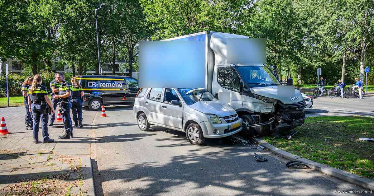 Bestuurster botst op bakwagen in Breda en wordt aangehouden op verdenking van rijden onder invloed