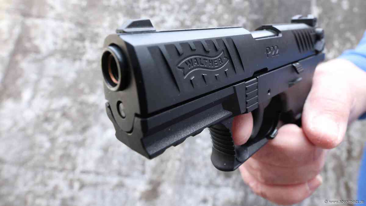 Wohnung soll durchsucht werden: Da schießt Hamburger mit Gaswaffe auf Polizisten
