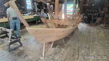 Students learn age-old craft of dory building in Lunenburg, N.S. — in 2 weeks