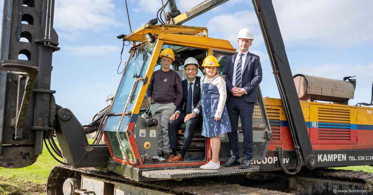 Bouw nieuwe Obadjaschool op Urk officieel van start met slaan van eerste paal