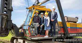 Bouw nieuwe Obadjaschool op Urk officieel van start met slaan van eerste paal