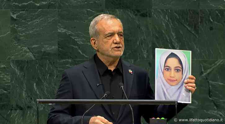 Il presidente iraniano Pezeshkian all’Onu mostra le foto dei bambini uccisi dai raid: “Noi vittime di terrorismo”. La delegazione Usa lascia l’aula