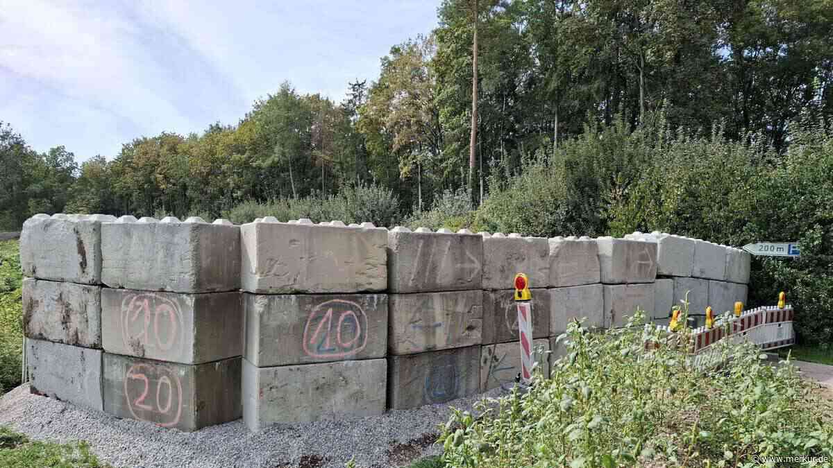 Eine Mauer versperrt Spazierweg in den Rothschwaiger Forst