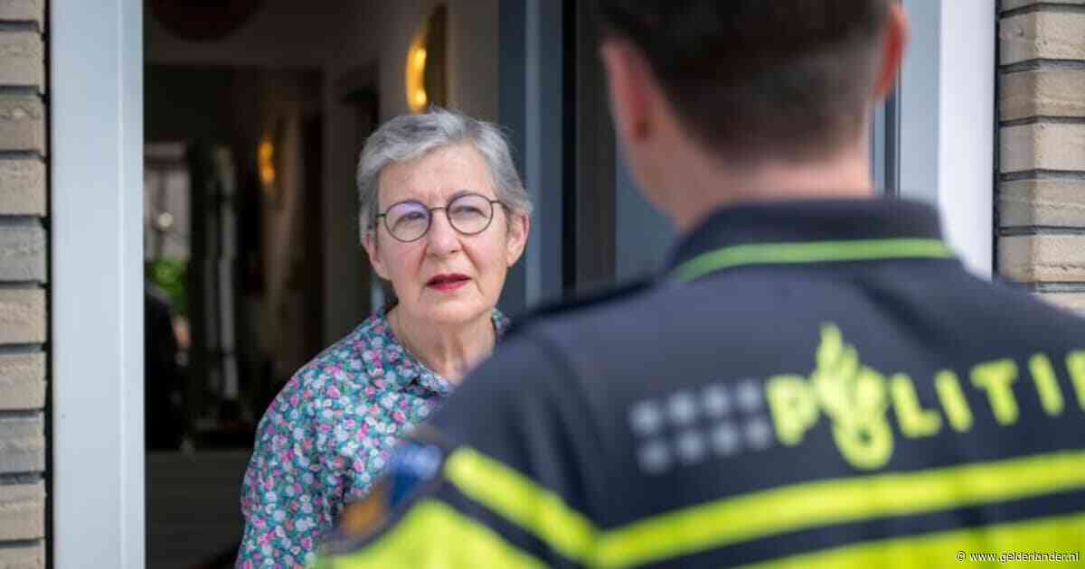 ‘Bankmedewerkers’ die oudere vrouw proberen op te lichten, betrapt door alerte thuiszorgmedewerker