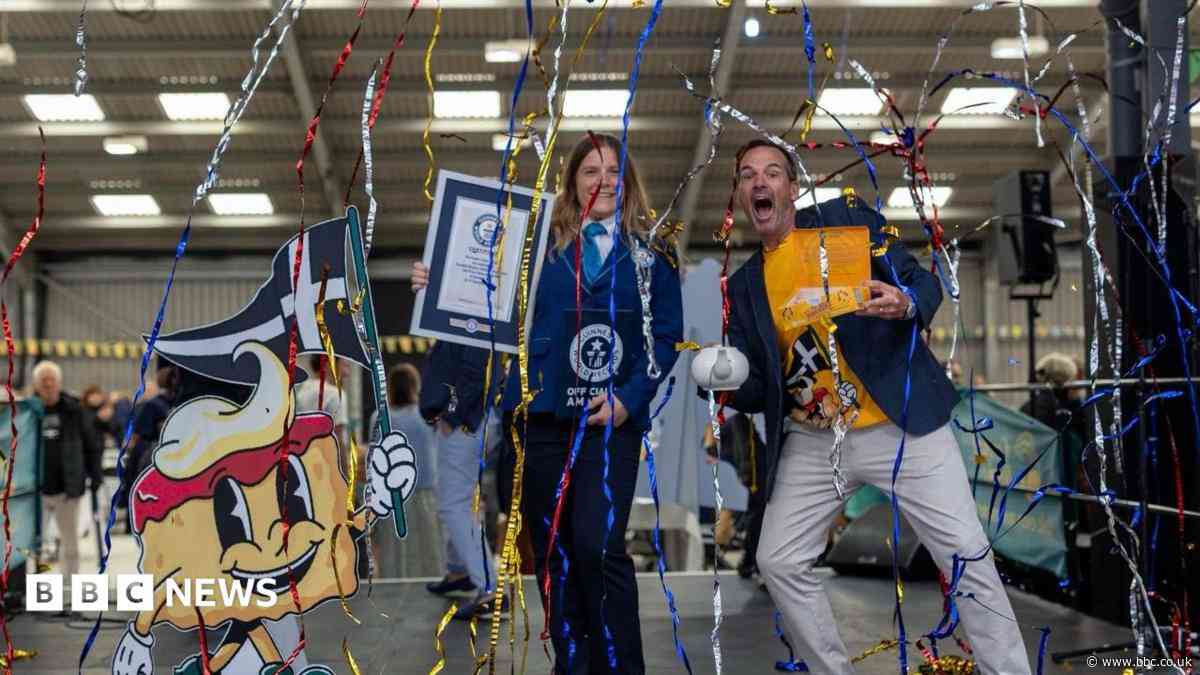 Cream tea party for hospice breaks world record