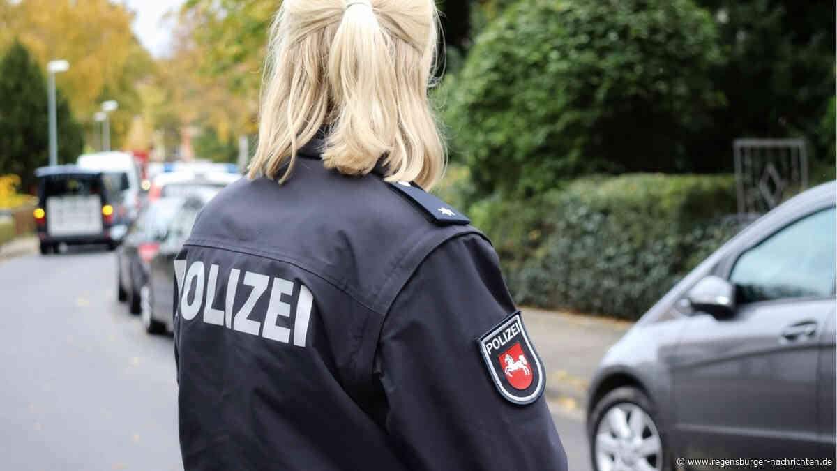 Pkw prallt gegen Telefonmast und landet auf Gartenmauer