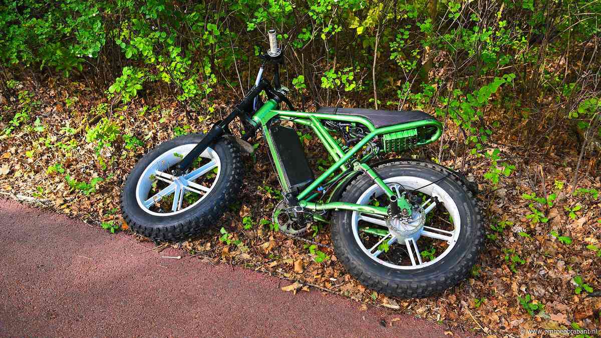 Fatbikers maken wheelie en rijden fietser aan op fietspad in Valkenswaard