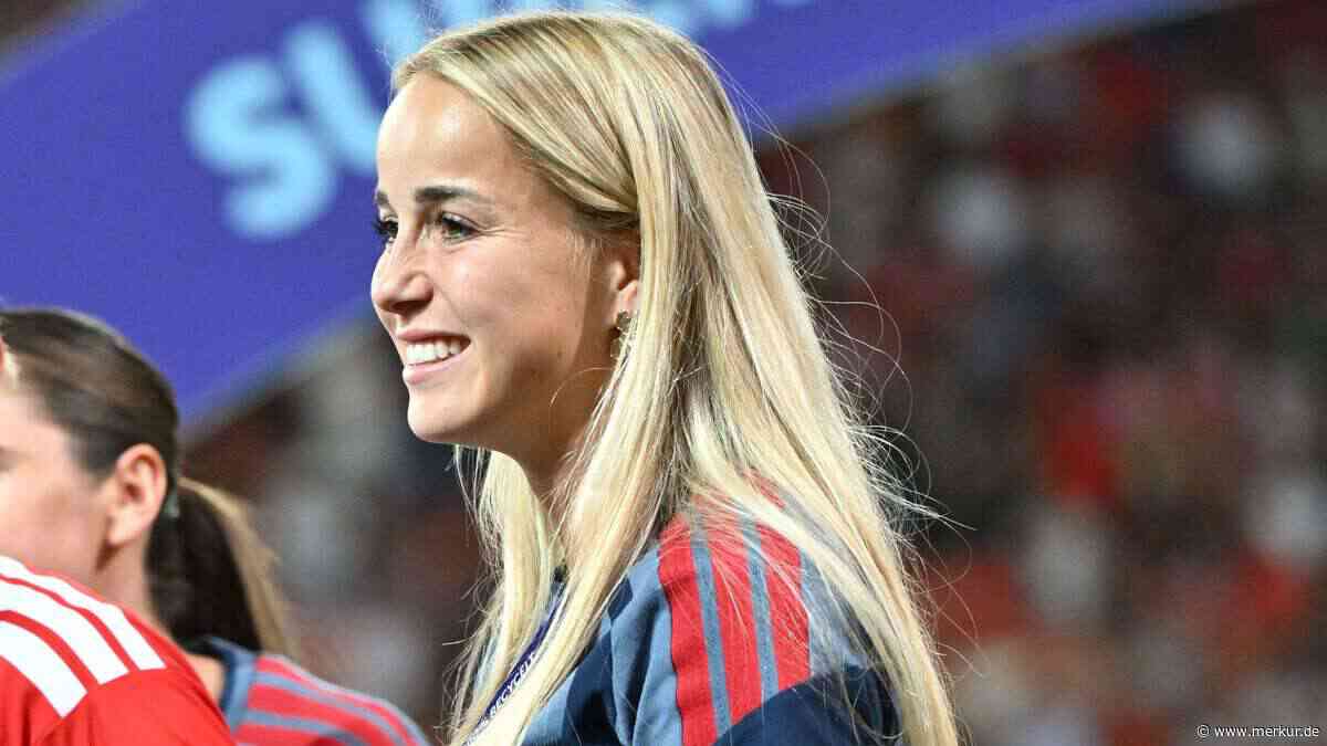 Bayern-Frauen auf der Wiesn – Detail an Gwinns Dirndl fällt auf
