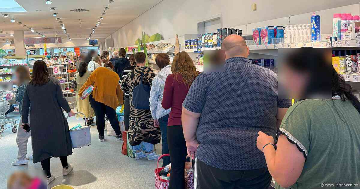 dm-Schließung in Hallstadt: Großer Andrang wegen Rabatten bei Ausverkauf