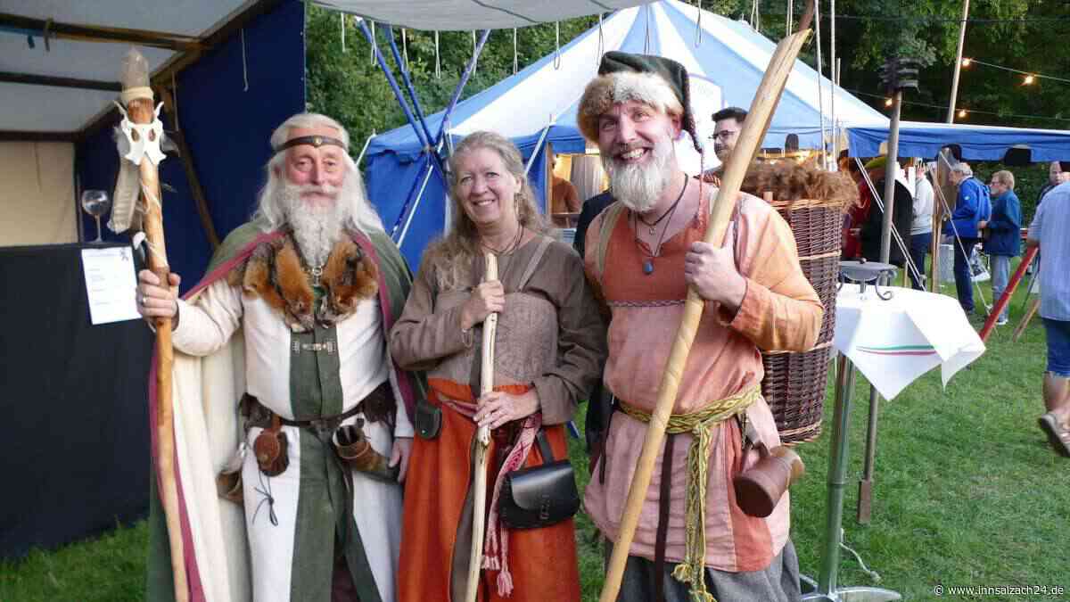 Herbstfeuer in Kraiburg: Ritterschaft begeistert mit Schaukampf und Feuershow