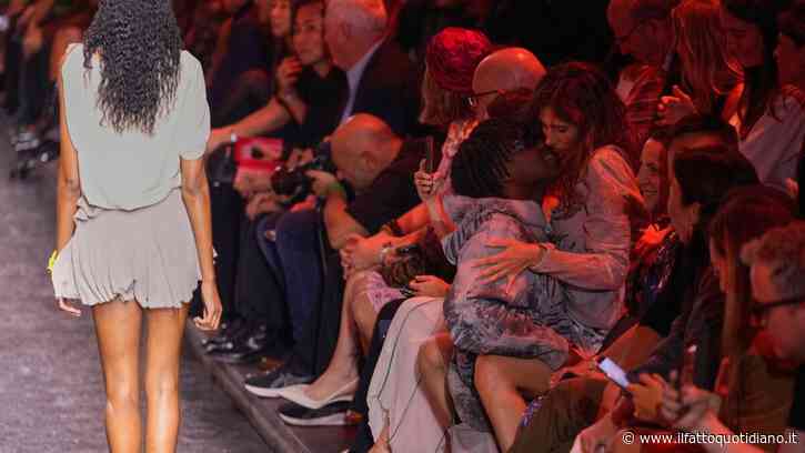 Dal sesso in prima fila da Diesel al pranzo di nozze di Marras , passando per la sensualità della Carrà da Fendi: l’ossessione per la sfilata che si fa performance alla Milano Fashion Week 2026