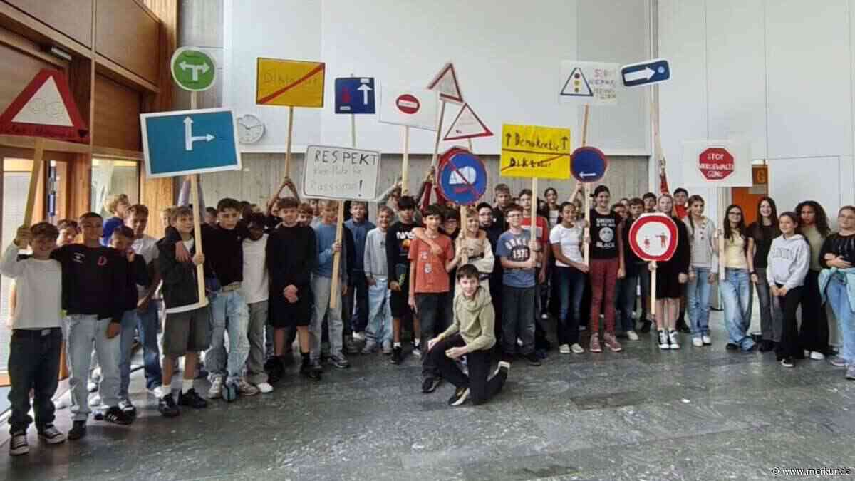 150 Schüler ziehen mit selbst gestalteten Verkehrsschildern zum Gautinger Rathaus