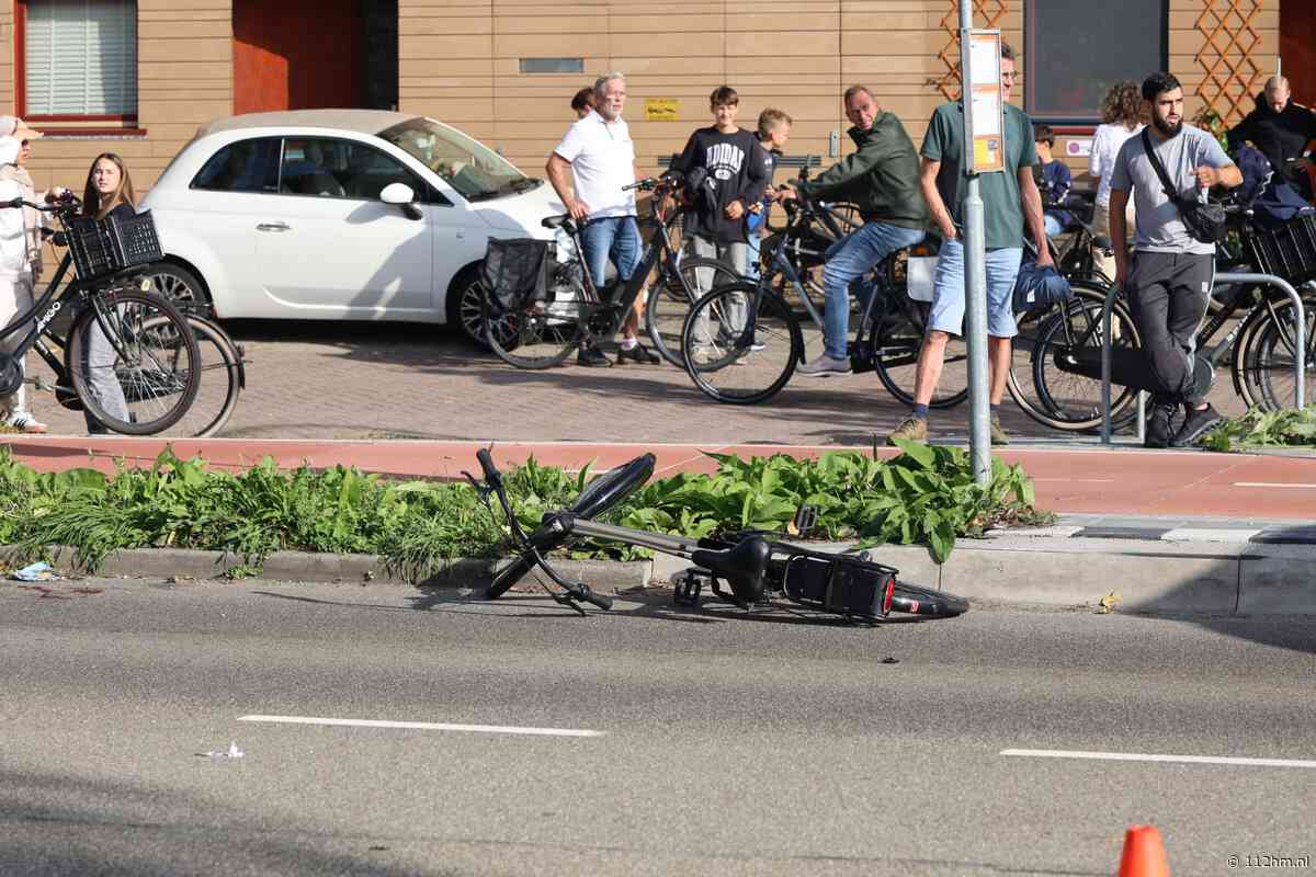 Fietser ernstig gewond na botsing met stilstaande auto met aanhanger in Gouda