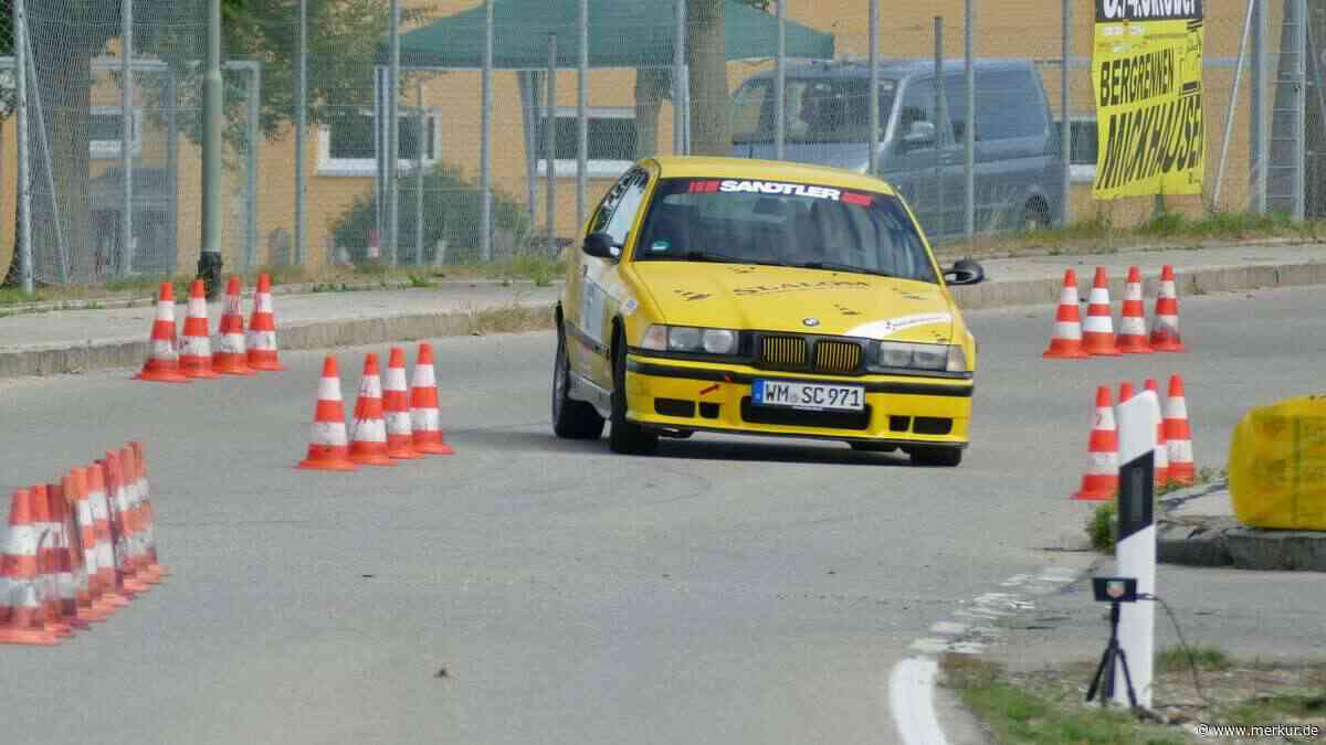 Zentimeterarbeit im Pylonenkurs und ein Blechschaden: 54 Fahrer beim Autoslalom in Altenstadt