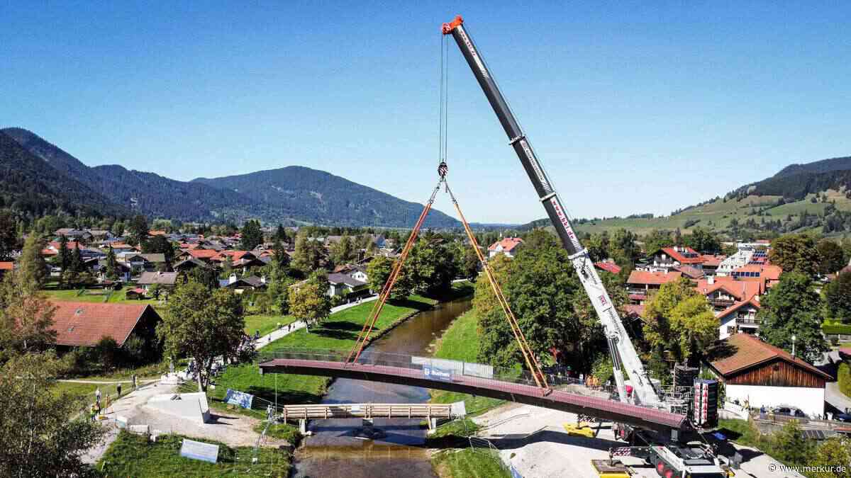Wenn 50 Tonnen schweben: Neue Brücke kehrt an alten Standort zurück