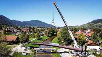 Wenn 50 Tonnen schweben: Neue Brücke kehrt an alten Standort zurück