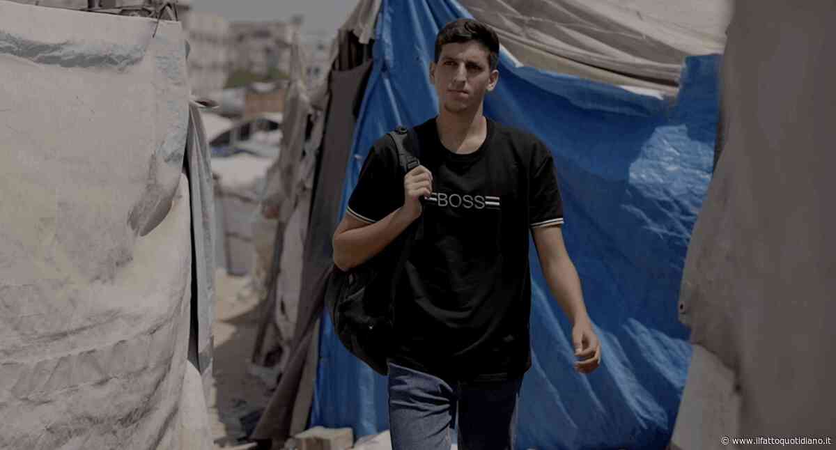 Voci di Gaza – “Ho perso tre anni di università e ora studio in una tenda senza elettricità. La mia giornata? Dipende da quanto dura la batteria”
