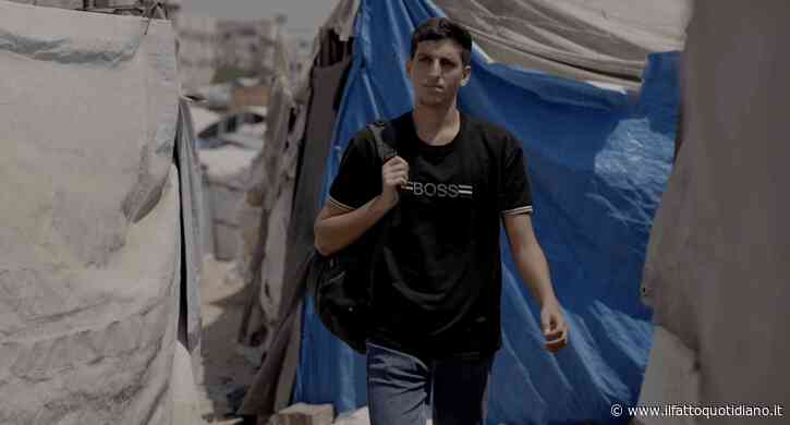 Voci di Gaza – “Ho perso tre anni di università e ora studio in una tenda senza elettricità. La mia giornata? Dipende da quanto dura la batteria”