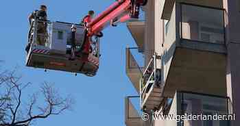 Brandweer redt glazenwasser uit vastgelopen bak op de vijfde verdieping van flatgebouw in Nijmegen