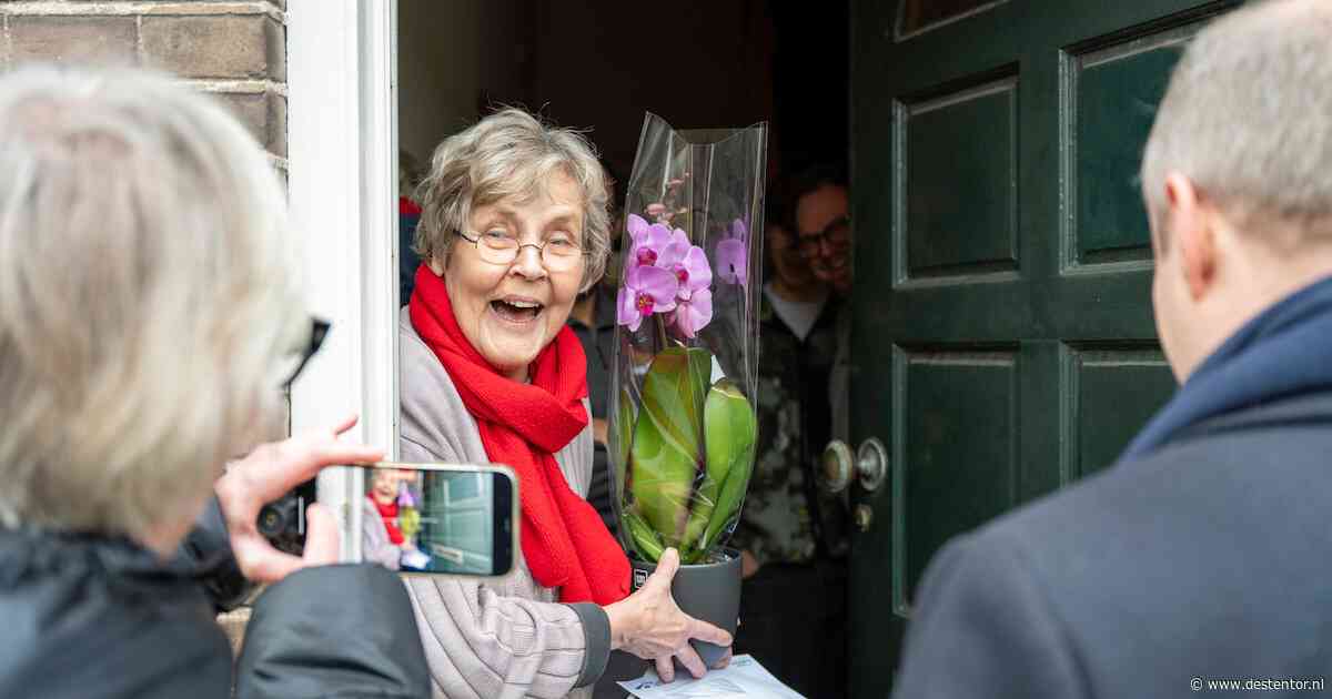 Deventer zet vrijwilligers in het zonnetje met bloemenactie en prijs
