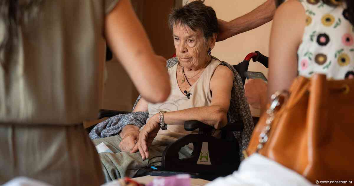 Na 71 jaar wordt invalide Maricarmen (87) met geweld en traangas uit haar huurwoning gezet: ‘Moordenaars!’