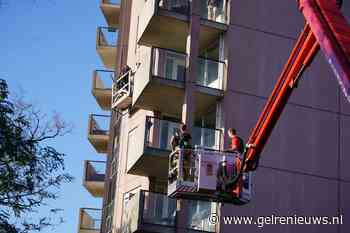 Glazenwasser strandt op vijfde verdieping van flat