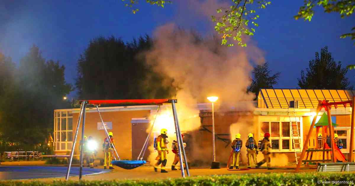 Opslag naast buurthuis De Akker in Osdorp volledig uitgebrand