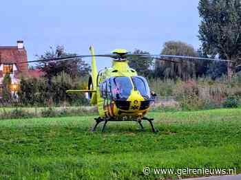 Traumahelikopter landt bij flat, slachtoffer met spoed vervoerd
