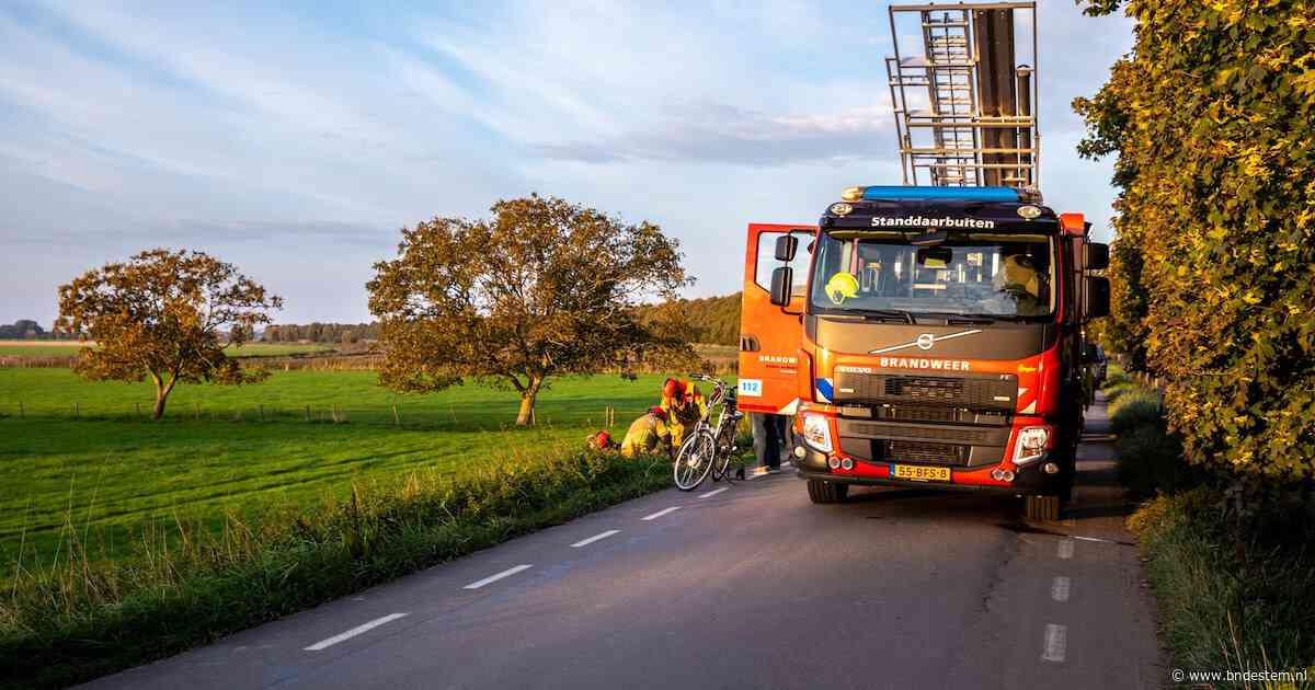 Vrouw rijdt met scootmobiel van dijk af in Standdaarbuiten, brandweer helpt haar weer omhoog