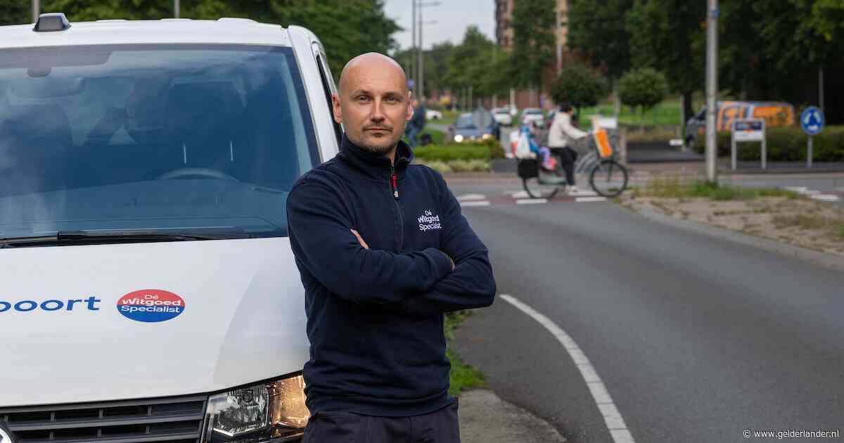 Meisje geraakt, automobilist rijdt door: Michal bedenkt zich geen moment en zet achtervolging in