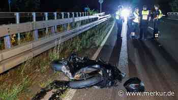 Motorradfahrer krachen frontal zusammen – ein Mann tot, zweiter schwer verletzt