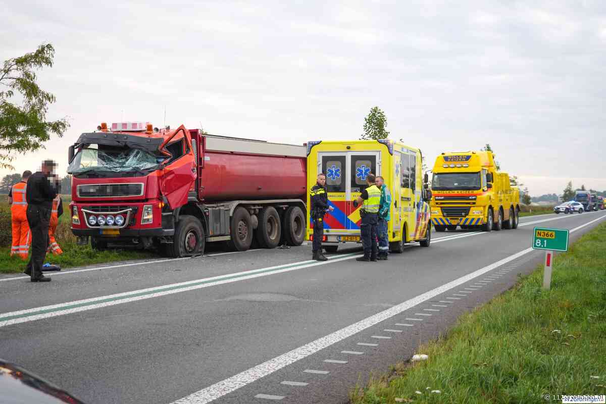 Twee vrachtwagens botsen op de N366 bij Nieuwe Pekela