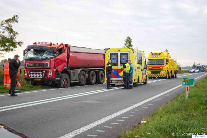 Twee vrachtwagens botsen op de N366 bij Nieuwe Pekela