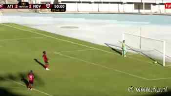 Arbiter in Bolivia geschorst om discutabele penalty die keeper weigert te stoppen