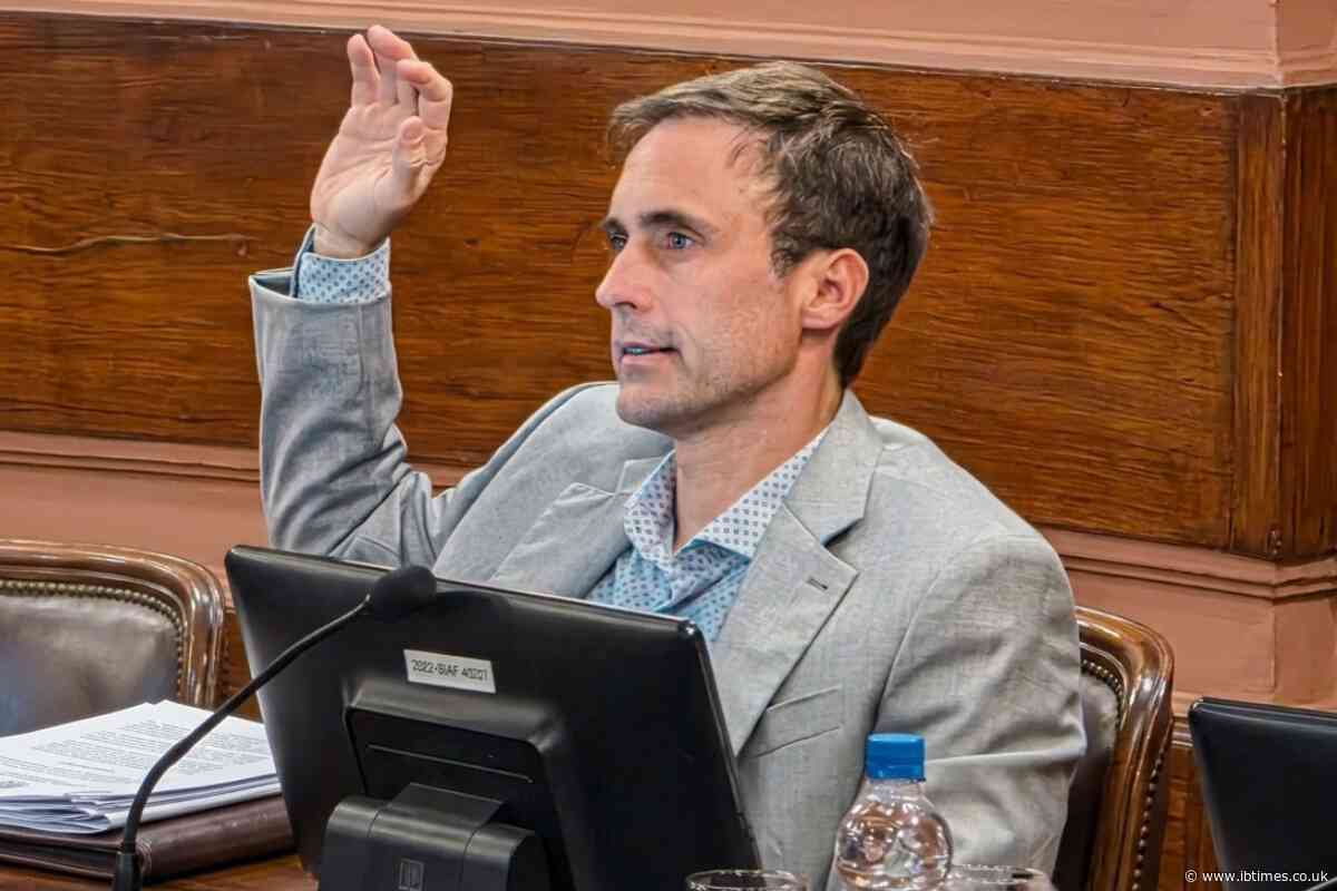 Argentine Congressman Accused of Taking Drugs in Session Says He Was Scratching His Navel With a Pen