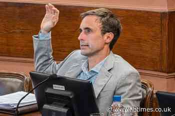 Argentine Congressman Accused of Taking Drugs in Session Says He Was Scratching His Navel With a Pen