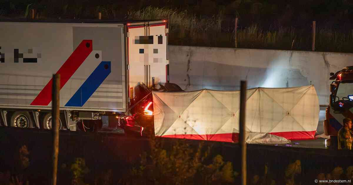 Ernstig ongeluk op A4 bij Steenbergen: auto botst vermoedelijk achter op vrachtwagen, weg afgesloten